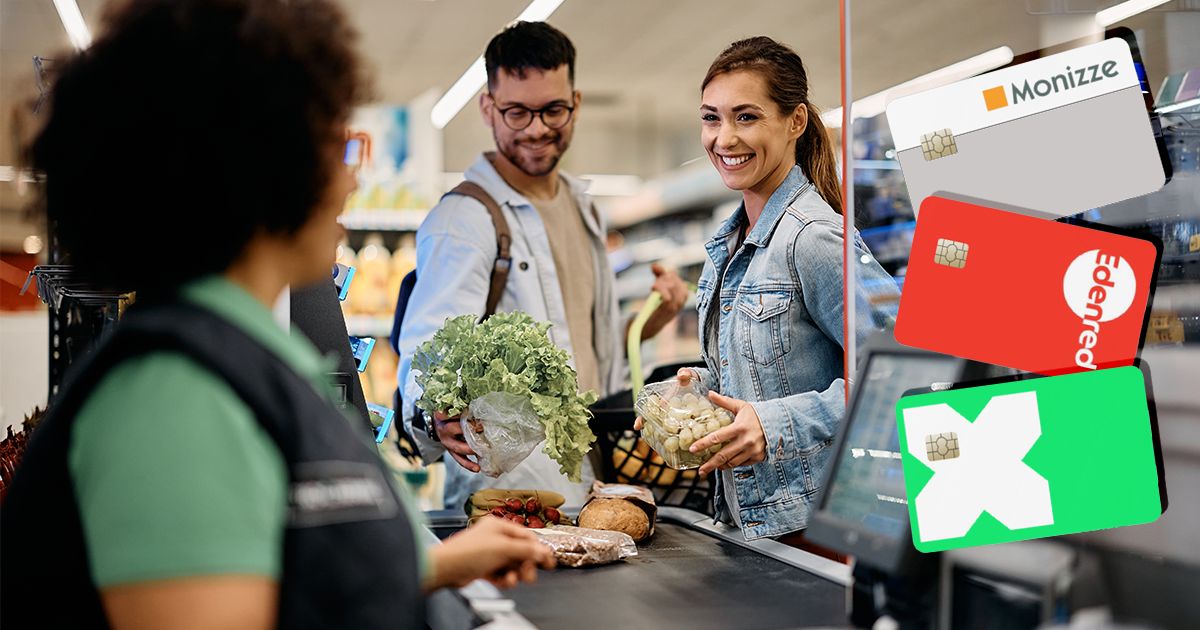 couple a la caisse d'un supermarché et carte chèque repas edenred, pluxee ou monizze