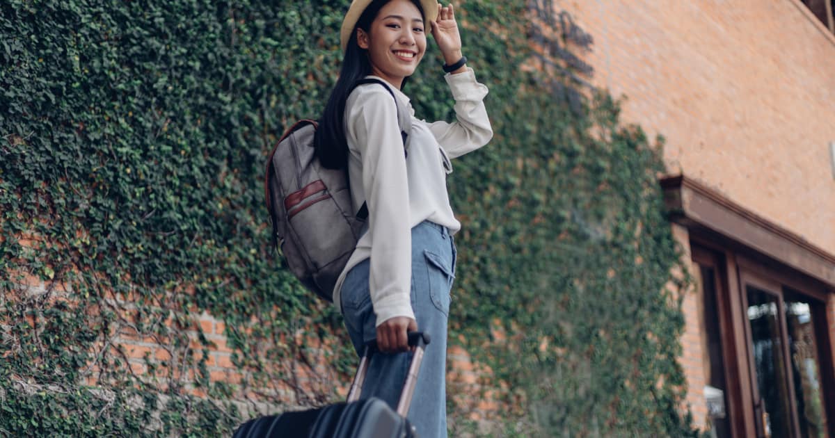 femme avec valise en voyage , eco tourisme