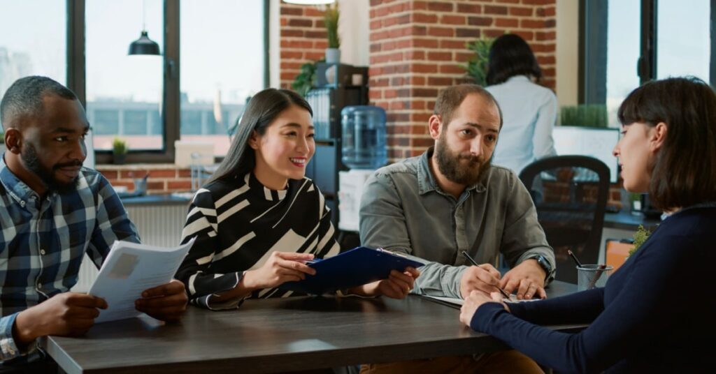 3 collègues et une responsable Ressource Humaine en train de discuter d'optimisation salariale