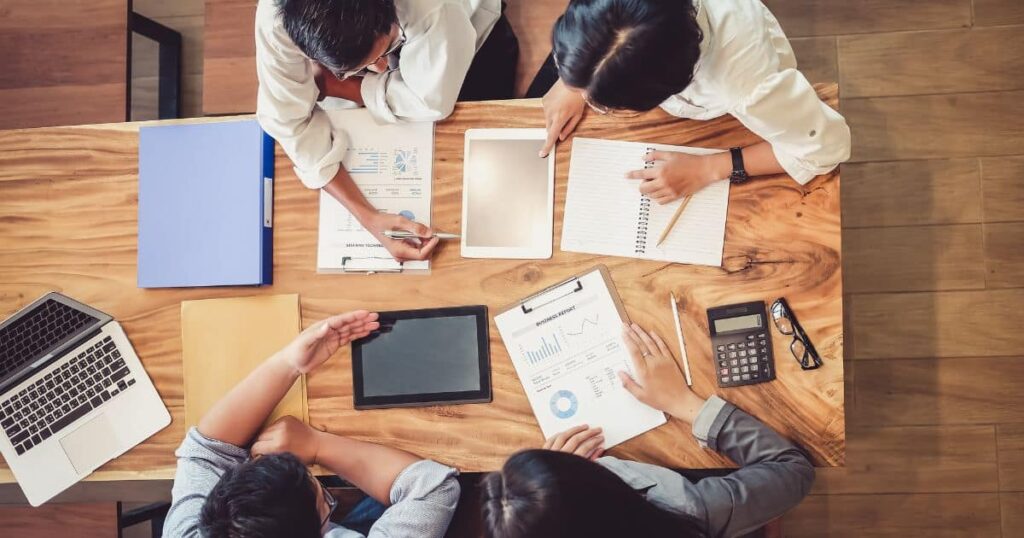 réunion entre 4 personnes