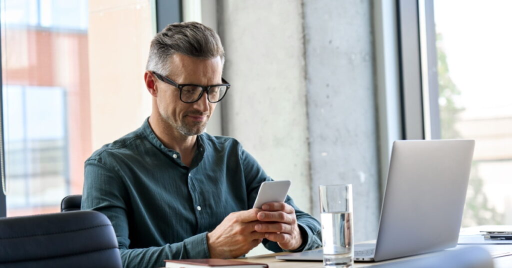 Homme sur son smartphone