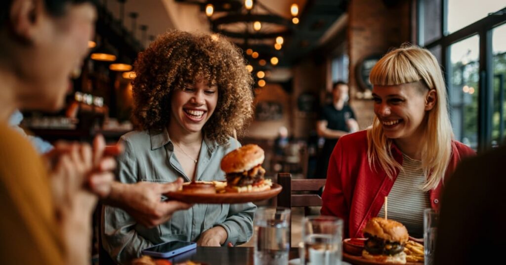 Personnes qui reçoivent leur repas au restaurant