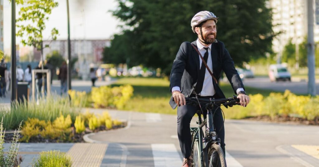 Homme sur vélo dans la rue